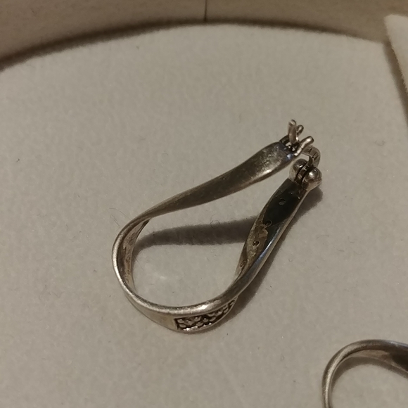 New Chamilia Silver Infinity Earrings With CZ - Picture 8 of 10